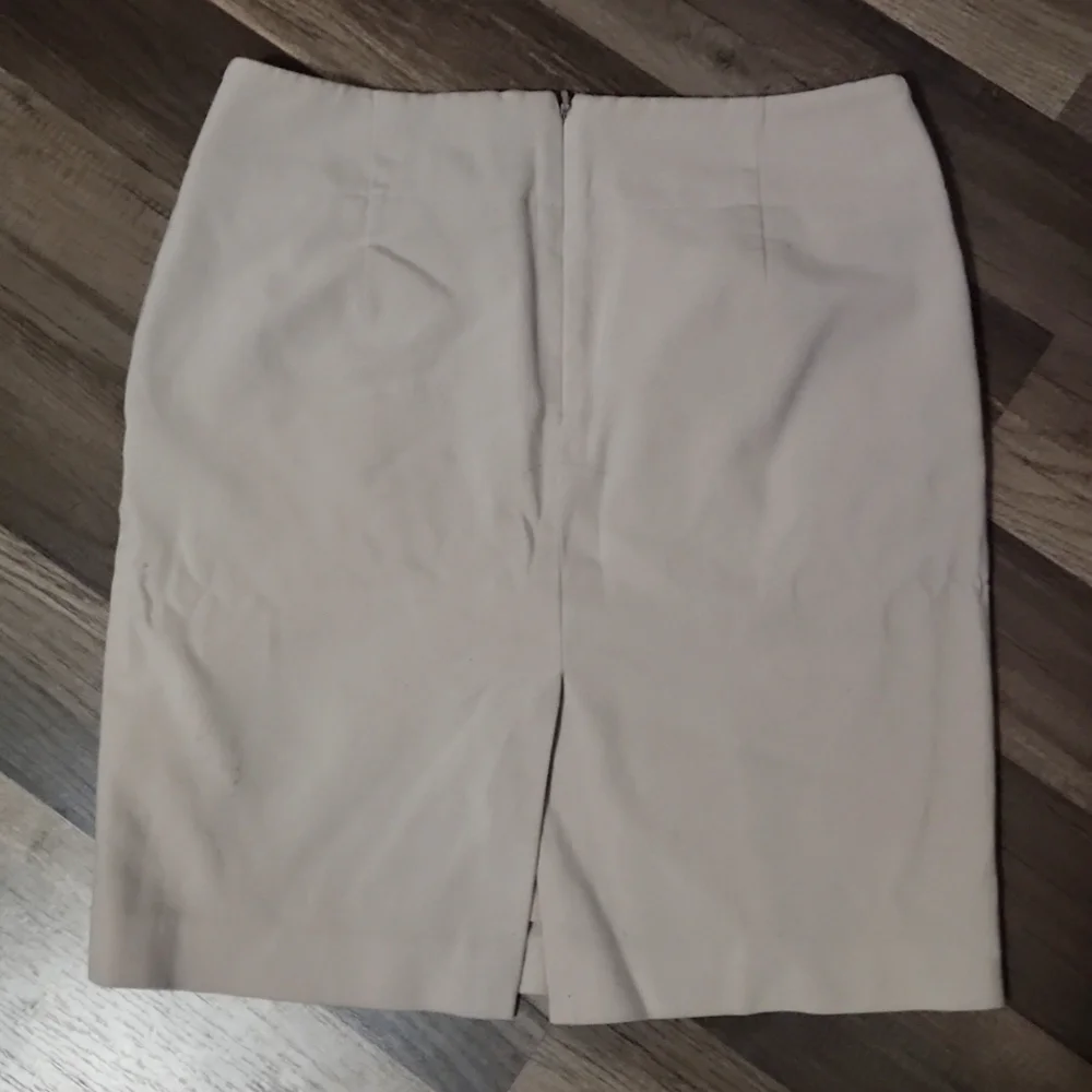 Banana Republic Khaki Stretch Lined Pencil Skirt. Size 4P Vintage Has Pockets